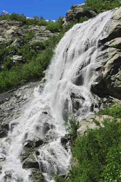 阿利别克的瀑布。dombay 山。北高加索 — 图库照片