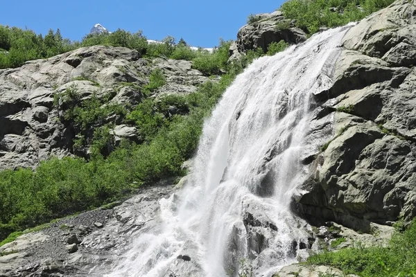 Cascata di Alibek. Montagne Dombay. I rubinetti settentrionali — Foto Stock