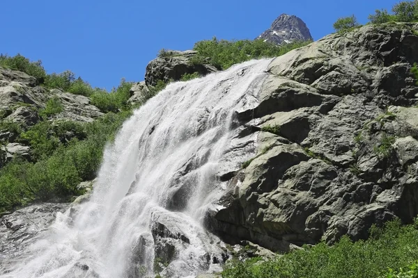 Alibek vattenfall. Dombay berg. den norra caucas — Stockfoto