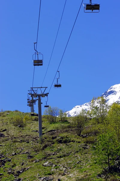 Boş teleferik ve Kafkas Dağları arka plan — Stok fotoğraf