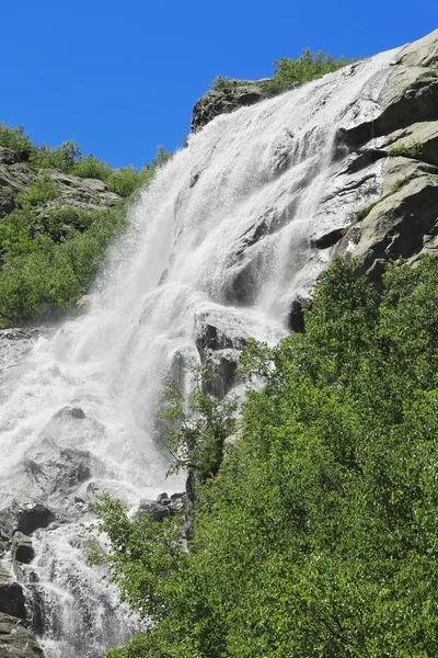 阿利别克的瀑布。dombay 山。北高加索 — 图库照片
