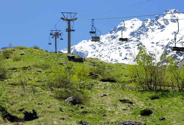 Empty cableway and caucasus mountains background — Stock Photo, Image
