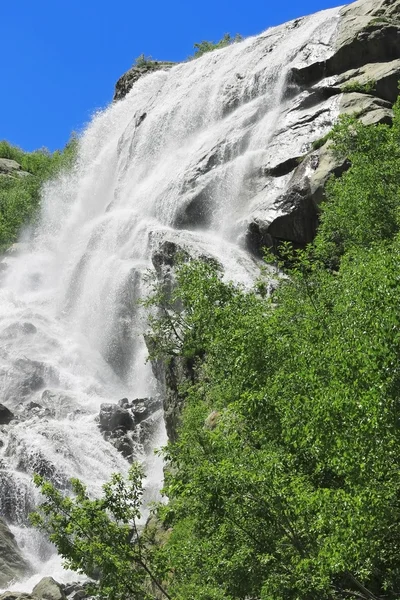 Cachoeira Alibek. Montanhas Dombay. Cáucaso do Norte — Fotografia de Stock