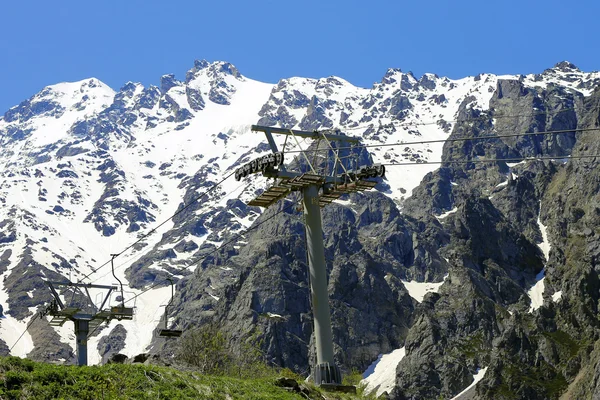 Leere Seilbahn und kaukasische Berge im Hintergrund — Stockfoto