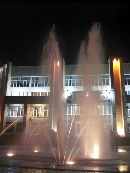 Fontaine dans le centre de Pyatigorsk dans la soirée — Photo