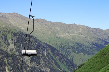 boş teleferik ve Kafkas Dağları arka plan