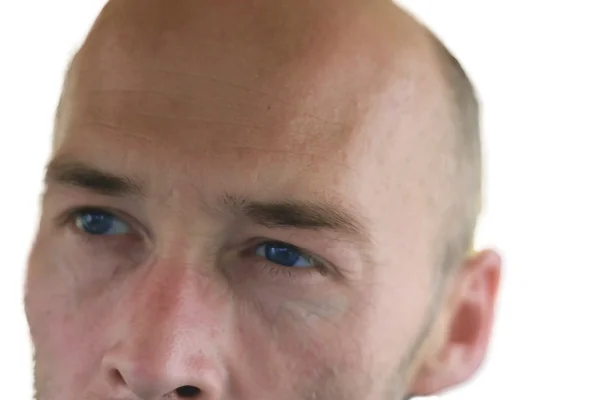 Beyaz mavi gözlü adam bir kenara beyaz arka plan isolat üzerinde seyir — Stok fotoğraf