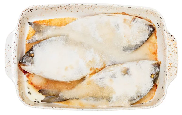 Риба, запечена в морській солі — стокове фото