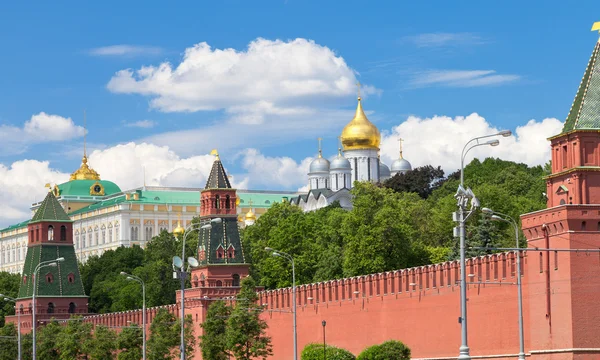 Duvar ve Moskova kremlin cathedrals — Stok fotoğraf