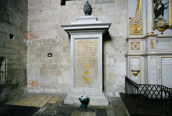 Середньовічні могила серце Бертран du guesclin, — стокове фото
