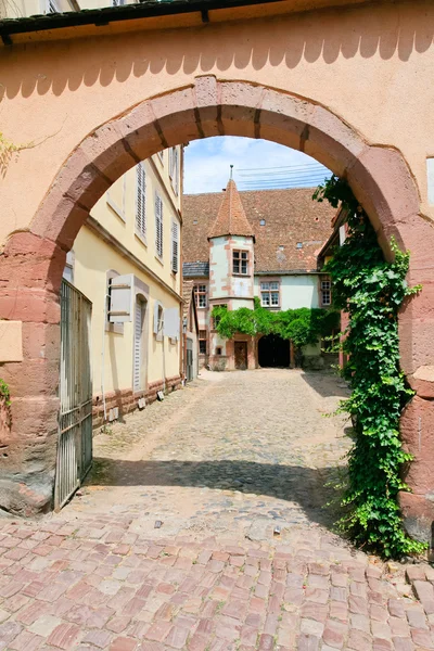 Yard in medieval Riquewihr town, France — Stockfoto