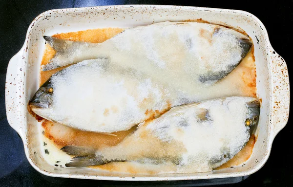 Al forno nel pesce sale marino — Foto Stock