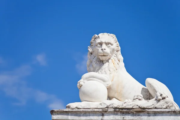 Löwenstatue im römischen Stil — Stockfoto