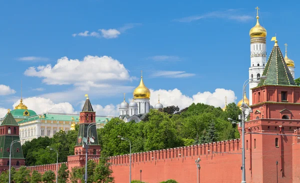 Duvar ve Moskova kremlin cathedrals — Stok fotoğraf