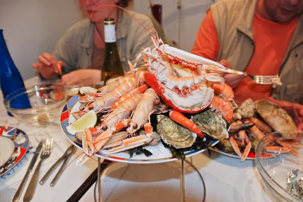 Tallrik med skära krabba och fisk och skaldjur — Stockfoto