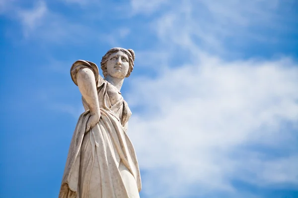 Женская статуя в античном римском стиле — стоковое фото