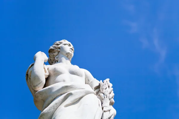 Frauenstatue im antiken römischen Stil — Stockfoto