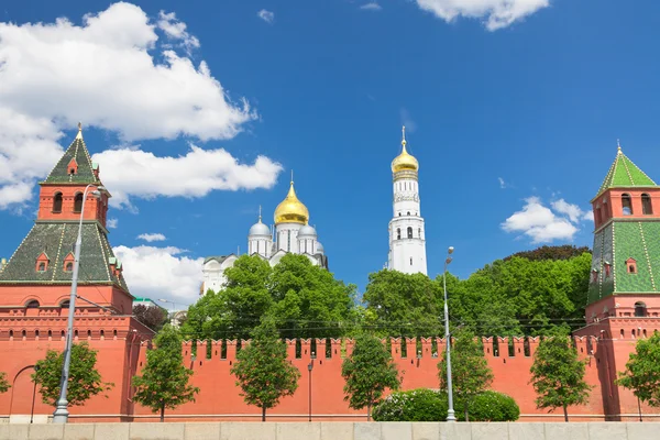 Стены и соборы Московского Кремля — стоковое фото