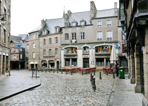 Oude stedelijke straat in dinan, Frankrijk — Stockfoto