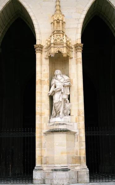 Estatua en la pared de la Catedral de Orleans — Foto de Stock