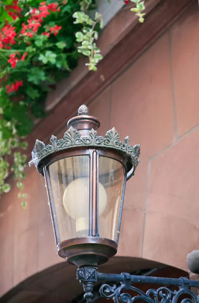 Vieille lanterne décorative en bronze — Photo