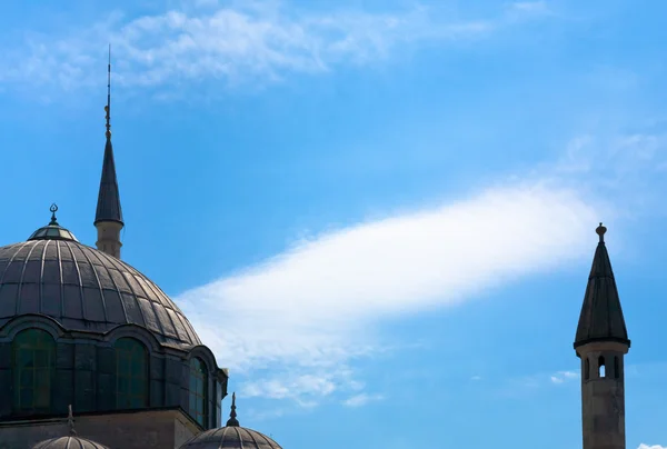 Minareto musulmano e silhouette della moschea — Foto Stock