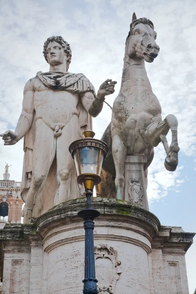 Socha na náměstí piazza del campidoglio v Římě — Stock fotografie