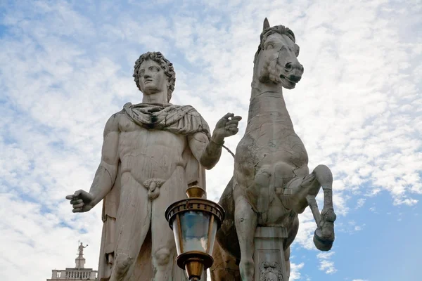 在罗马广场 del campidoglio 雕像 — 图库照片