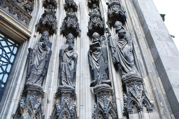 Escultura bajo la puerta de la catedral de Colonia —  Fotos de Stock