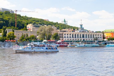 nehir kenarında görünüm kiev nehir liman Binası, Ukrayna