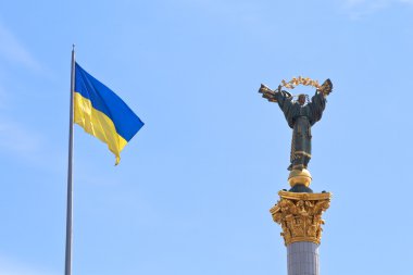 Ukrayna bayrağı ve Kiev berehynia Anıtı