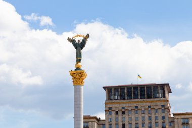 Kiev'in maidan üzerinde berehynia Anıtı