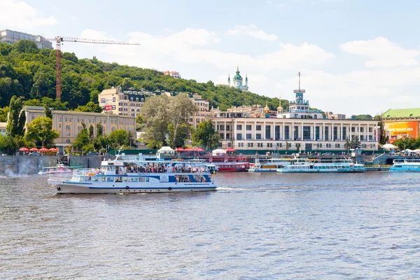 Vista al río en el edificio del puerto del río Kiev, Ucrania —  Fotos de Stock