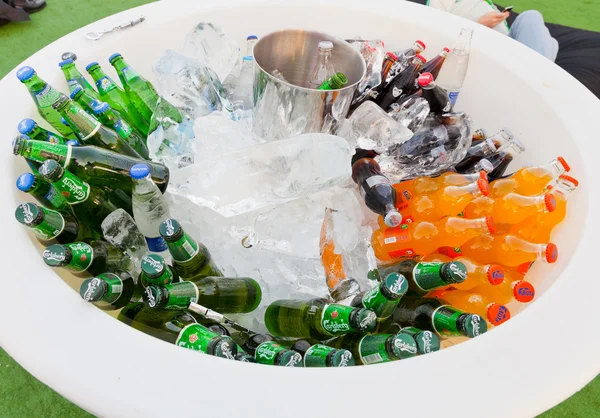 Mnoho lahve nealkoholických nápojů v bílé misce — Stock fotografie