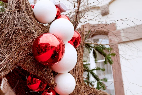 Nový rok dekorativní červené a bílé kuličky — Stock fotografie
