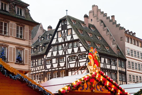 Kerstmarkt in de middeleeuwse stad — Stockfoto