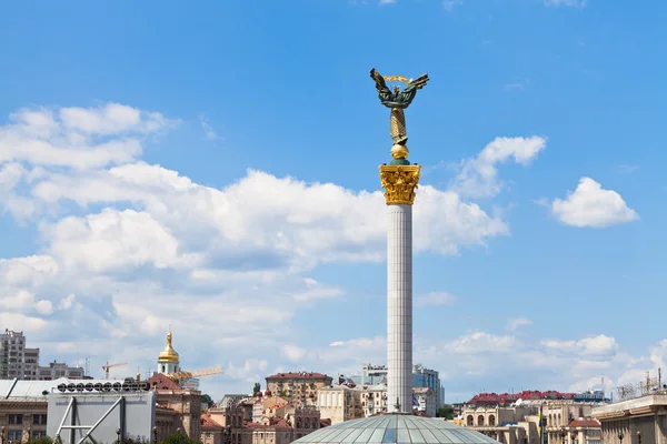 Памятник Берегинии на Майдане Киева — стоковое фото