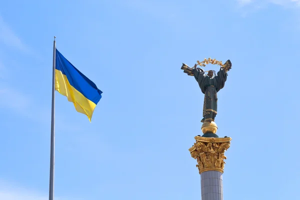 Український прапор і пам'ятник Берегиня в Києві — стокове фото