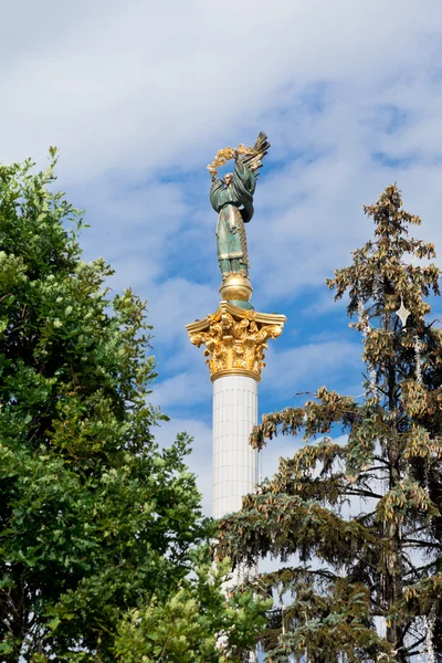 Ukrainska monument till berehynia i kiev — Stockfoto