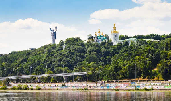 Monument van de moeder van het vaderland in kiev — Stockfoto