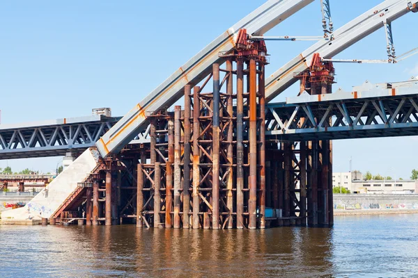Metal bridge on Dnieper River — Stock Photo, Image