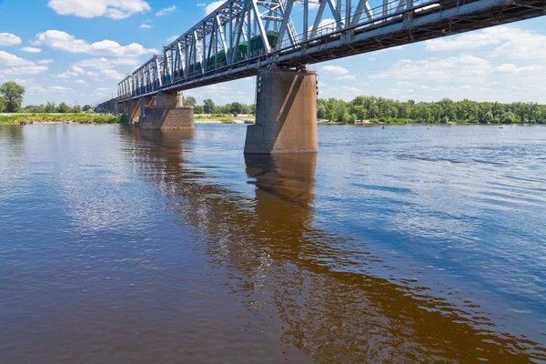 Eisenbahnbrücke durch den Fluss — Stockfoto