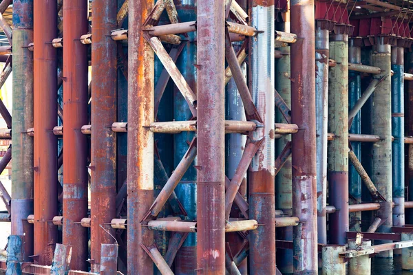 Metalowe rury rdzy w starego mostu — Zdjęcie stockowe