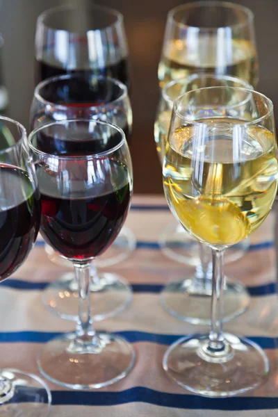 Glasögon av rött och vitt vin — Stockfoto