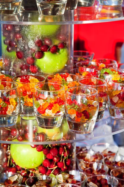 Gummi ursos e frutas frescas — Fotografia de Stock