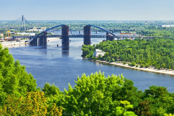 Panorama van kiev met brug over de rivier Dnjepr — Stockfoto