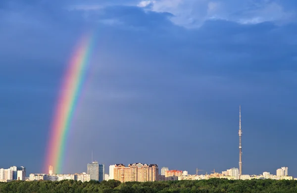 Paisaje urbano con arco iris — Foto de Stock