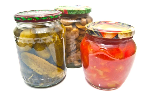 Trzy słoiki szklane z marynowanymi warzywami — Zdjęcie stockowe