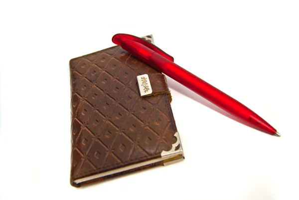 Caderno e caneta vermelha — Fotografia de Stock