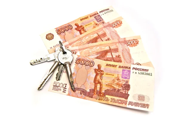 Bankovky 5000 rublů a klíče — Stock fotografie